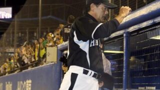 神宮球場の面白み 伊藤忠シート 野次 ヤジ やブーイングはなぜひどい 伊藤忠ヤクルトスワローズ 読売巨人軍とプロ野球のエンターテイメントメディア